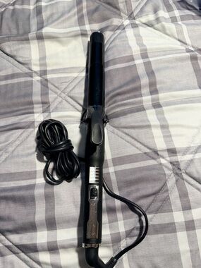 Hot Tools professional Black Ceramic Curling Iron up to 450 degrees.